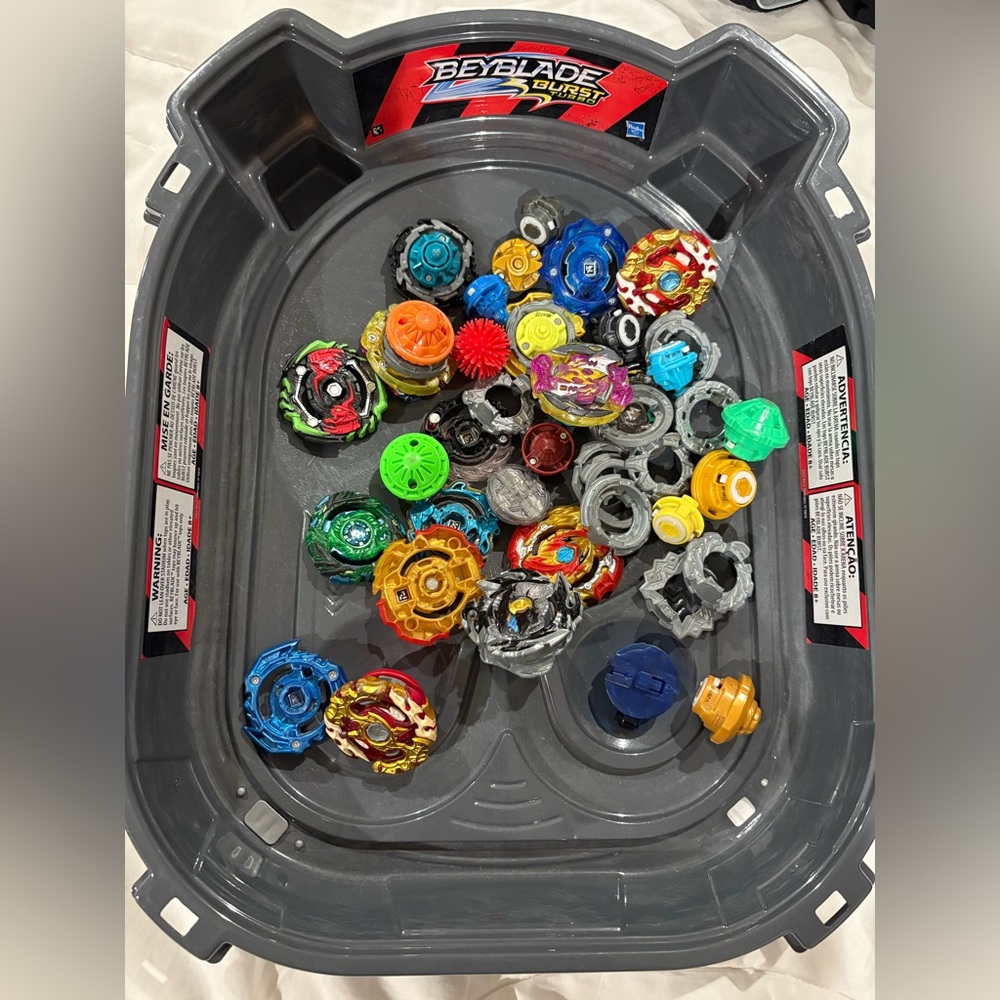 Beyblade Burst Turbo Battle Arena with Multi-Color Tops